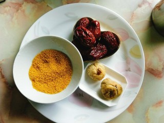 1、无花果小米粥,准备好食材