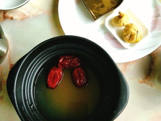 5、无花果小米粥,放入大枣