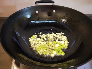 8、水晶豆腐番茄浓汤宝,放入葱姜蒜炒出香味儿。
