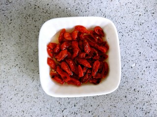 4、山药炒木耳,枸杞洗净，泡在清水里