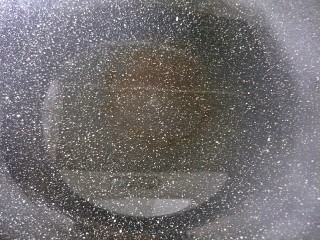 5、山药炒木耳,锅内到入食用油，放入葱蒜煸炒