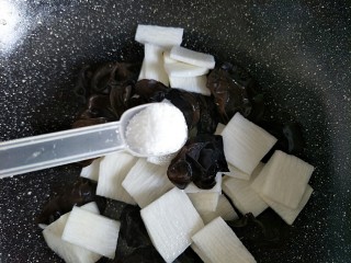 8、山药炒木耳,山药有粘性，不要糊锅哦。加入一勺盐