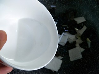 10、山药炒木耳,倒入一点清水，一点一点加，根据自己情况，也是怕糊锅哦