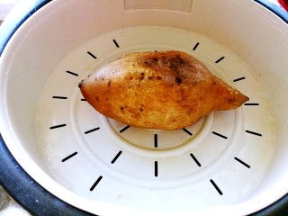 9、冬季益阳早餐 肉桂苹果,制作肉桂烤苹果的同时，制作烤地瓜。首先将地瓜洗净，放入电饭煲