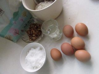 1、红枣核桃三色蛋糕,各种材料称重备用。