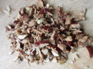 2、红枣核桃三色蛋糕,枣夹核桃打开包装，用刀直接切碎。