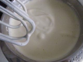 4、红枣核桃三色蛋糕,用打蛋器打发到提起打蛋器滴落的蛋液不会马上消失就可以了。