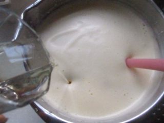 5、红枣核桃三色蛋糕,倒入玉米油拌匀。