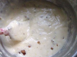 8、红枣核桃三色蛋糕,充分拌匀。