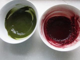 9、红枣核桃三色蛋糕,把抹茶粉和红曲米粉分别用5克水融化拌匀。