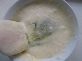 10、红枣核桃三色蛋糕,把蛋糕糊分别放入拌匀。