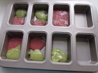 11、红枣核桃三色蛋糕,先把彩色面糊倒入烤盘里。