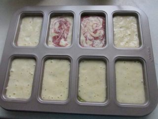 12、红枣核桃三色蛋糕,再把原色蛋糕糊倒入8分满即可。