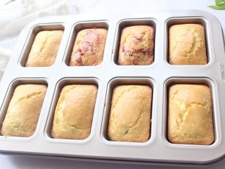 13、红枣核桃三色蛋糕,烤箱上下火180度20分钟即可出炉。