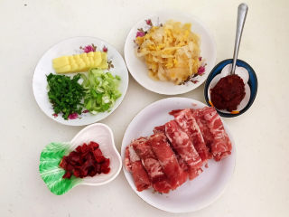 1、水煮肥牛,准备食材：肥牛，翠花酸菜，干红辣椒，鲜姜切成小片，大葱切成葱花，郫县豆瓣酱