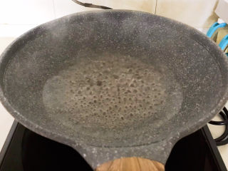 2、水煮肥牛,锅里加入冷水烧开