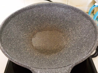 5、水煮肥牛,另起锅，炒锅烧热后加入大豆色拉油