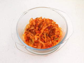 12、水煮肥牛,把煮好的酸菜捞出来放入碗里