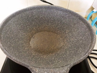 18、水煮肥牛,另起锅，炒锅烧热后加入大豆色拉油