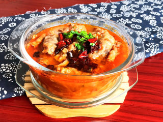 22、水煮肥牛,水煮肥牛香辣适宜，肥牛嫩滑，酸菜爽口，这是一道非常适合冬季食用的汤菜，配上一碗米饭，太巴适了~