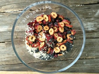 2、法式坚果面包棒,如果选择坚硬的坚果，比如核桃之类的就提前用朗姆酒或者温水进行浸泡，我这次选择的坚果就不用浸泡