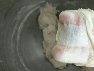 3、法式坚果面包棒,按顺序把牛奶 盐 面粉 酵母放入厨师机或者面包机盆里搅拌到出薄而透明的手膜为止