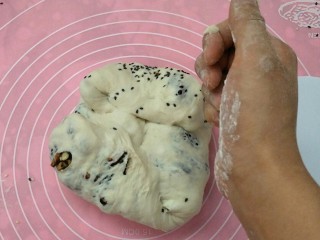 7、法式坚果面包棒,用手腕反复地压卷摊开