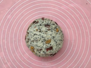 9、法式坚果面包棒,蒸布蘸湿拧到特别干的程度覆盖在面团进行第一次发酵90分钟，冬天发酵得延长些，发酵到是原来面团的2倍大就算第一次发酵成功