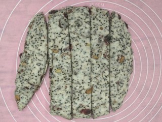 10、法式坚果面包棒,用锋利的刀切成5份