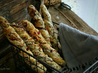 15、法式坚果面包棒,发酵好取出，预热烤箱220°后，把面包胚放到中层上下火220°18分钟