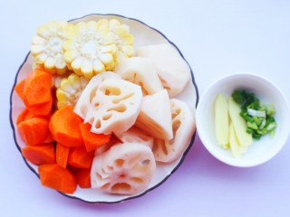 2、莲藕排骨汤,莲藕去皮洗净切厚片，胡萝卜去皮洗净切滚刀块，玉米切断，姜切片，葱切末。