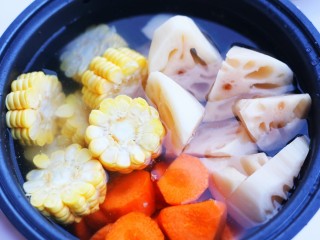 9、莲藕排骨汤,加入没过食材的水。