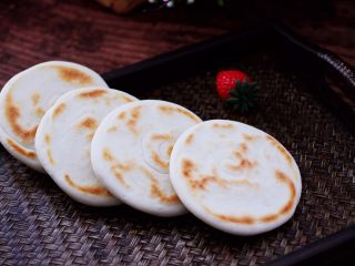 16、卤肉夹馍,香酥可口的馍馍就烙好咯。