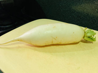 1、鲫鱼萝卜丝汤,白萝卜1根，待用；