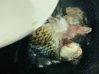 6、鲫鱼萝卜丝汤,加适量清水；