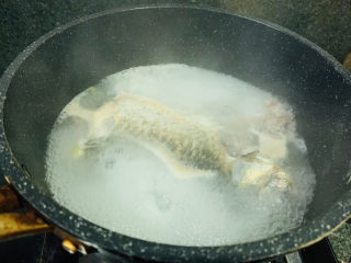 8、鲫鱼萝卜丝汤,大火煮开；