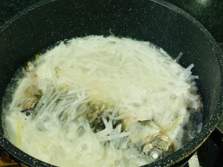 11、鲫鱼萝卜丝汤,中间稍微用勺子浇下汤汁；