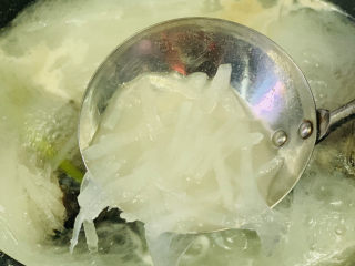 12、鲫鱼萝卜丝汤,汤呈乳白色；