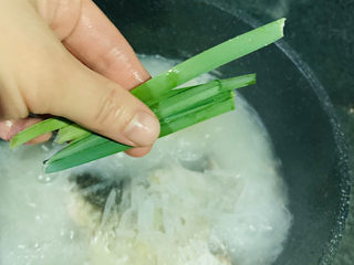 16、鲫鱼萝卜丝汤,加蒜叶；