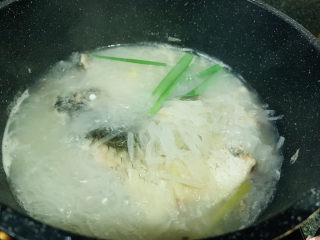 17、鲫鱼萝卜丝汤,转动锅，调匀调料；