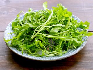 2、鲜肉荠菜馄饨,荠菜特写。