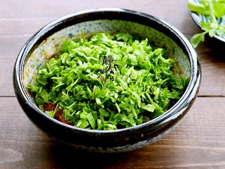 5、鲜肉荠菜馄饨,接着把荠菜切碎，放进去。