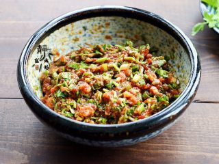 6、鲜肉荠菜馄饨,淋入香油，拌匀即可，馄饨馅儿就调好了。