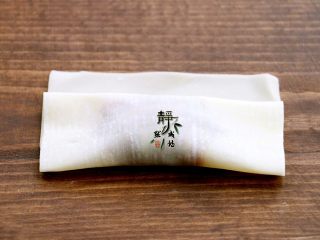 8、鲜肉荠菜馄饨,自下向上卷两次，最上部留一个小边。