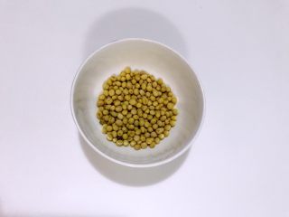 1、豆浆超级好喝的配方，根本停不下来,准备好黄豆。