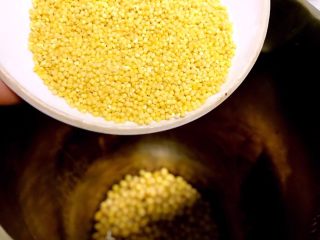 5、豆浆超级好喝的配方，根本停不下来,洗干净的小米加入豆浆机。