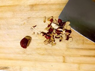 6、豆浆超级好喝的配方，根本停不下来,红枣去核用刀切成丁。