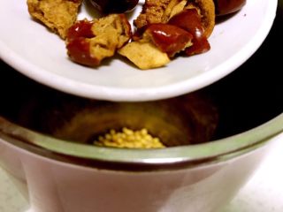 7、豆浆超级好喝的配方，根本停不下来,红枣、枸杞加入豆浆机，加入水到内壁刻度的1100毫升处。