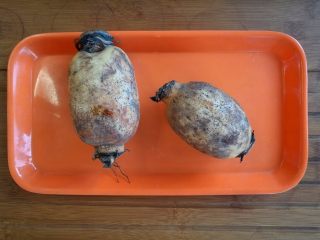 1、#秋味儿#祛痘健脾数莲藕,莲藕洗净,藕节是宝,具有化瘀止血的功效,一定要留着哦,尽管洗起来有点麻烦。