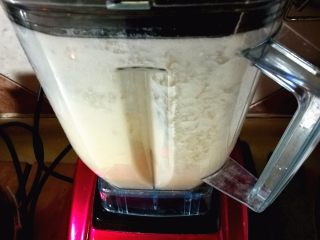 3、#秋味儿#祛痘健脾数莲藕,将藕节和莲藕片倒入破壁搅拌机中,加入200ML水,开机搅拌。